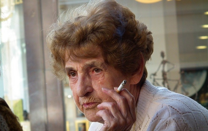 Mujer mayor fumando