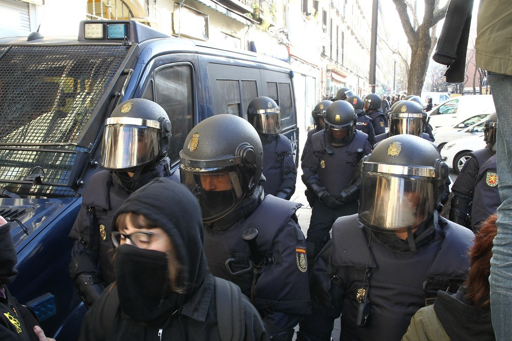 Policía Nacional en la calle Argumosa de Madrid donde se manifestan activistas de 'Stop Desahucios'