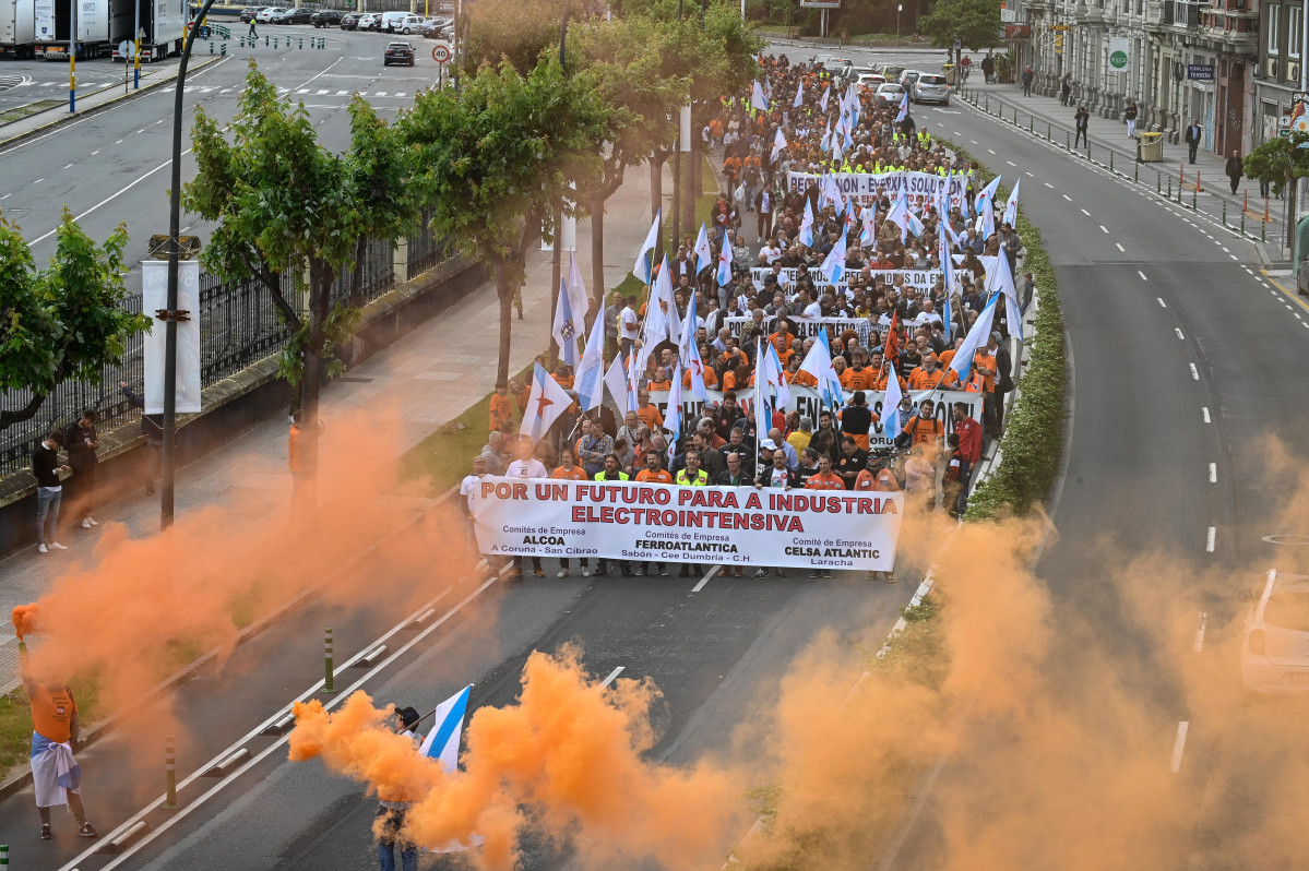 Manifestantes de Alcoa marchan por un futuro para la industria electrointensiva  en A Coruña