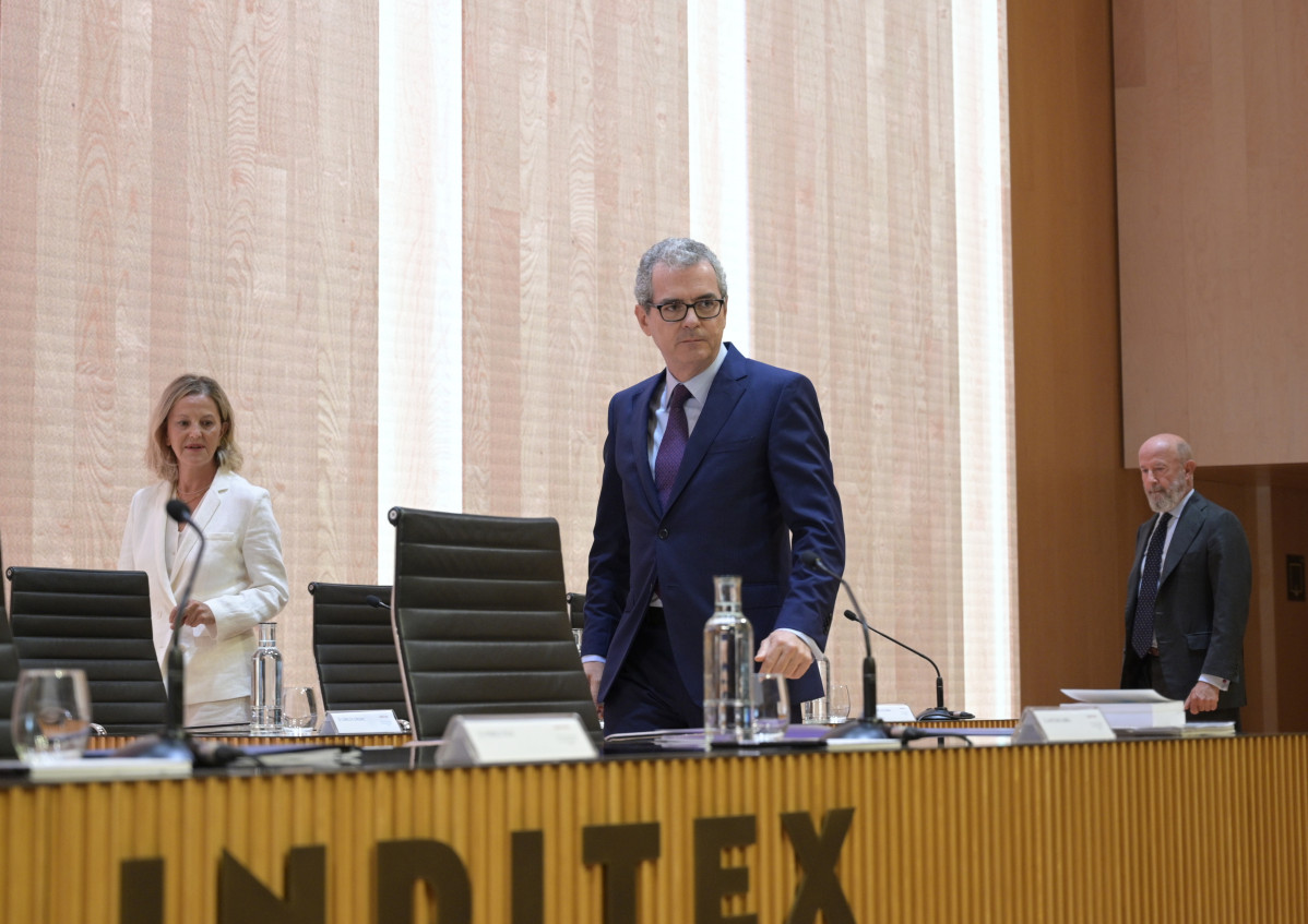 La mujer de Amancio Ortega, Flora Pérez, y el presidente de Inditex, Pablo Isla, durante la Junta General de Accionistas de Inditex 2019 en la sede central de Arteixo (A Coruña).