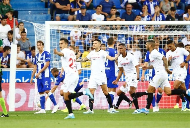 Los jugadores del Sevilla FC celebran su gol en Vitoria