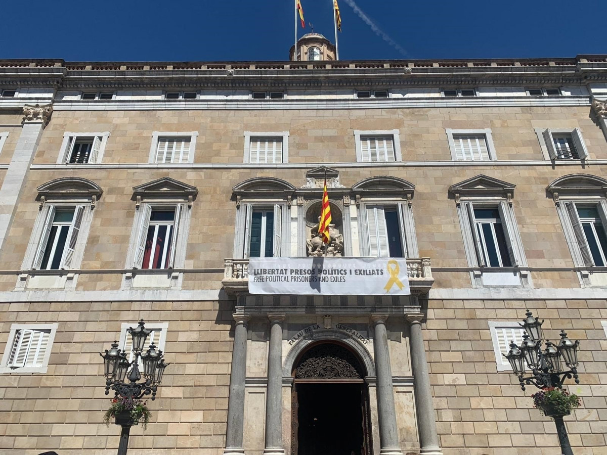 La Generalitat vuelve a colgar la pancarta con el lazo amarillo