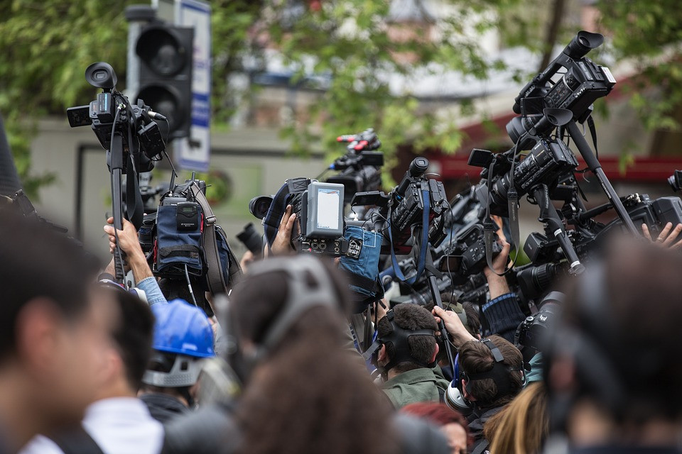 Periodistas cámaras de televisión