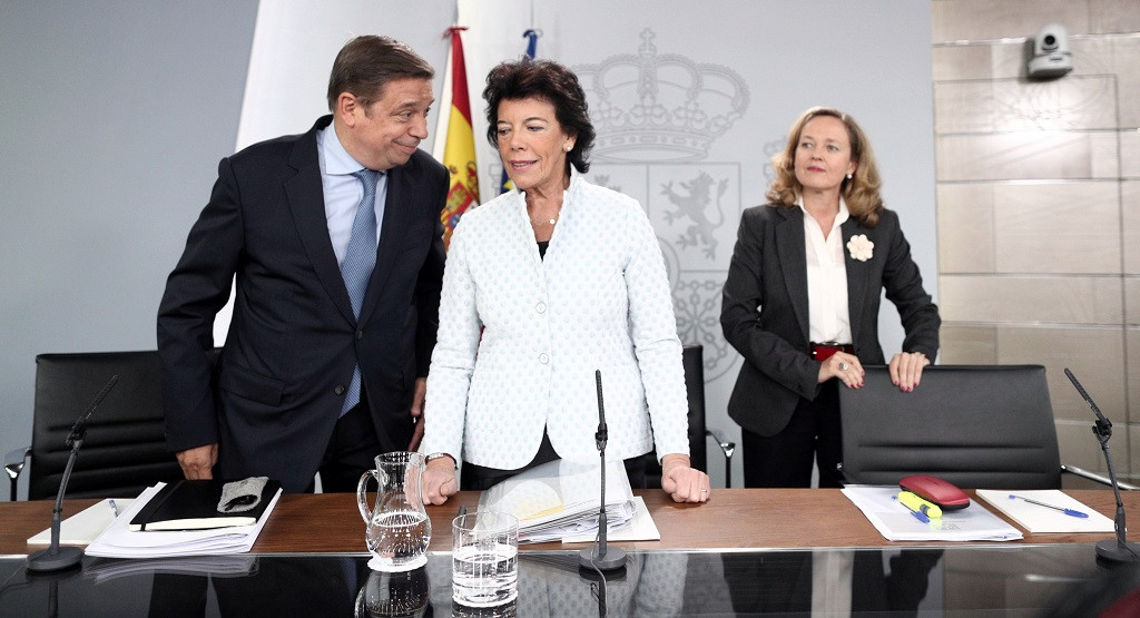 El ministro Luis Planas; la ministra Isabel Celau00e1; y la ministra Nadia Calviu00f1o