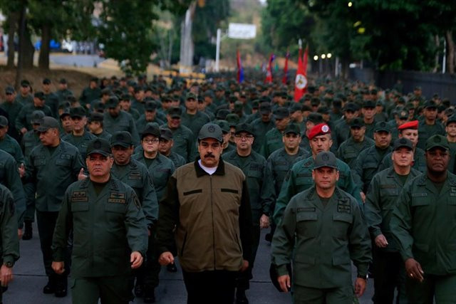 El presidente de Venezuela, Nicolu00e1s Maduro, rodeado de militares