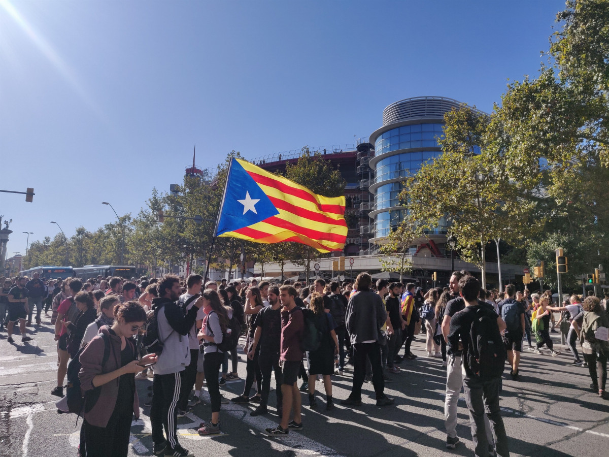 Manifestantes en plaza Espanya contra la sentencia del 1 O