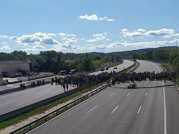 Centenares de manifestantes cortan la AP 7 en Sant Gregori (Girona)