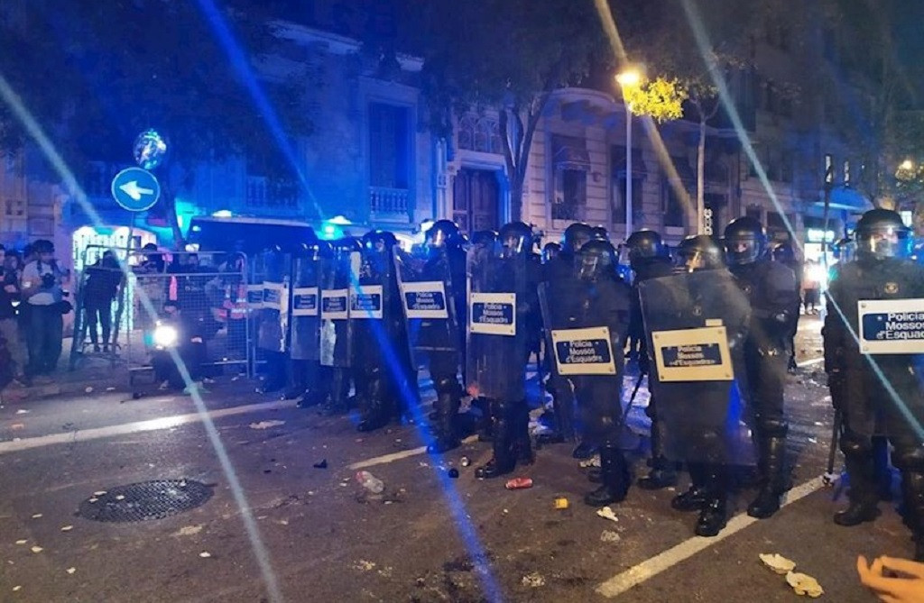 Mossos d'Esquadra alrededor de la Delegación del Gobierno en Barcelona tras una carga