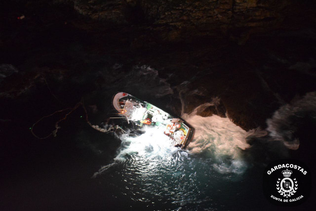 Pesquero embarrancado en las proximidades del Castro de Baroña.