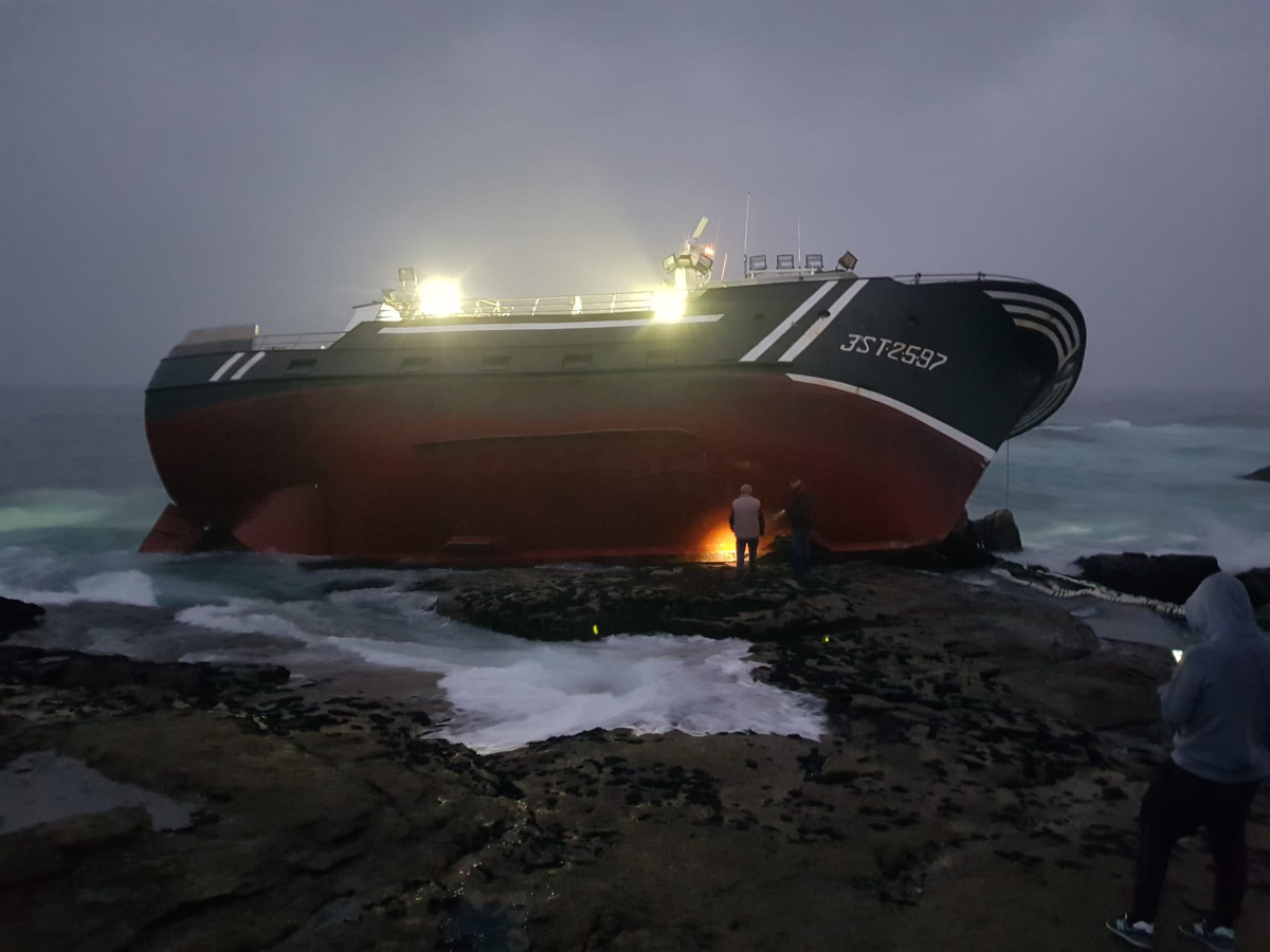 Pesquero siniestrado en Barou00f1a en una foto de Salvamento Maru00edtimo