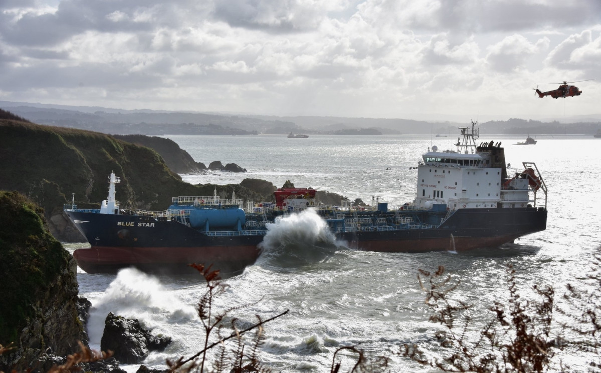 El buque 'Blue Star' en la costa de Ares.