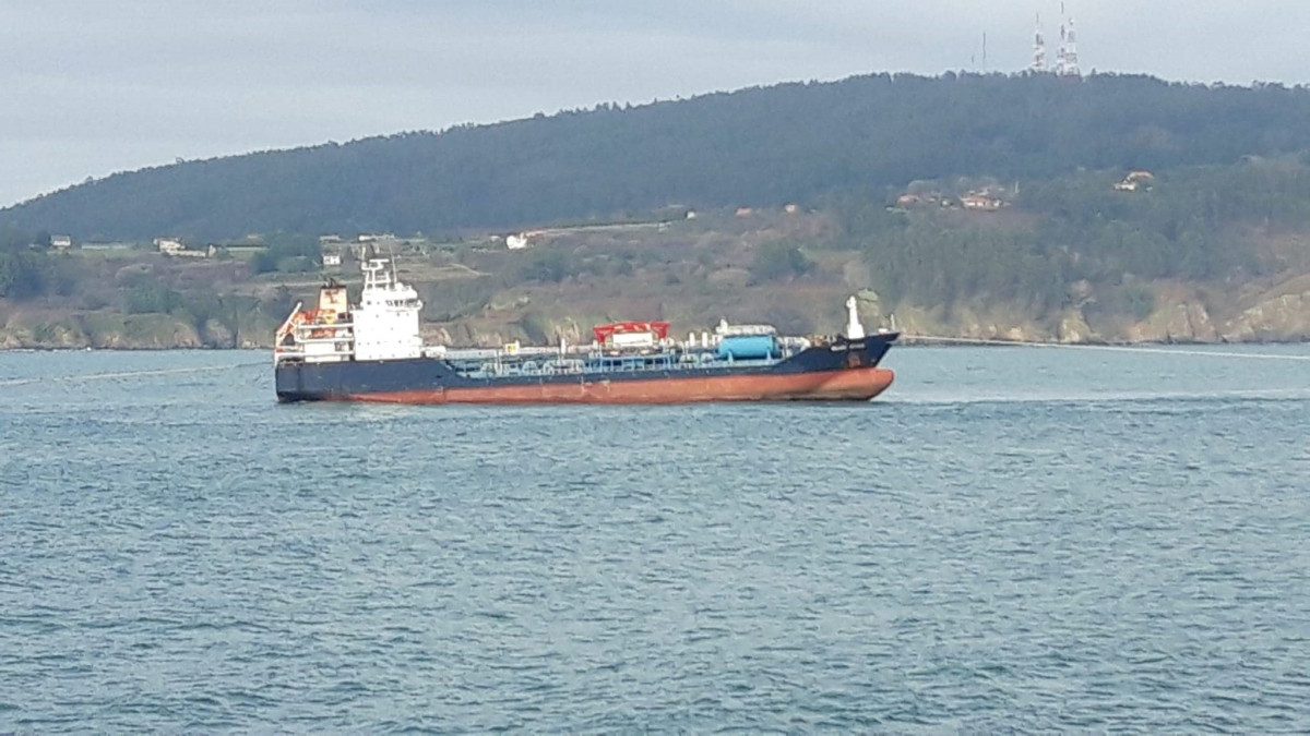 El buque 'Blue Star' en el medio de la Ría de Ares (A Coruña).