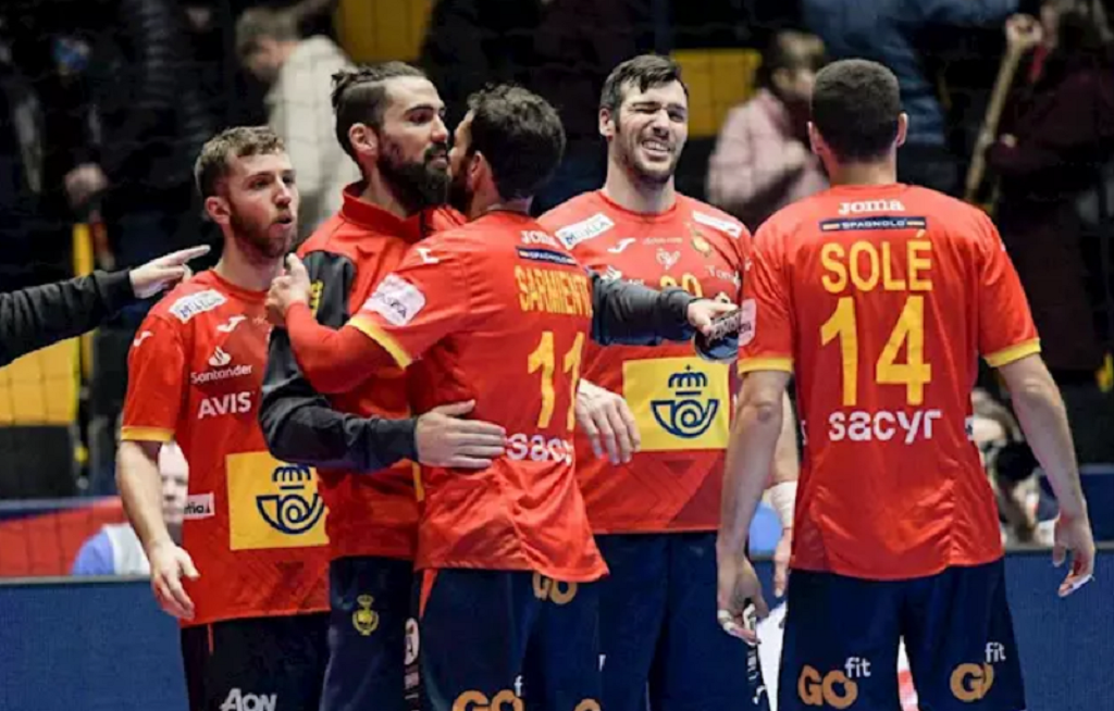 La selecciu00f3n espau00f1ola de balonmano celebran una victoria RFEBM BERMEJO