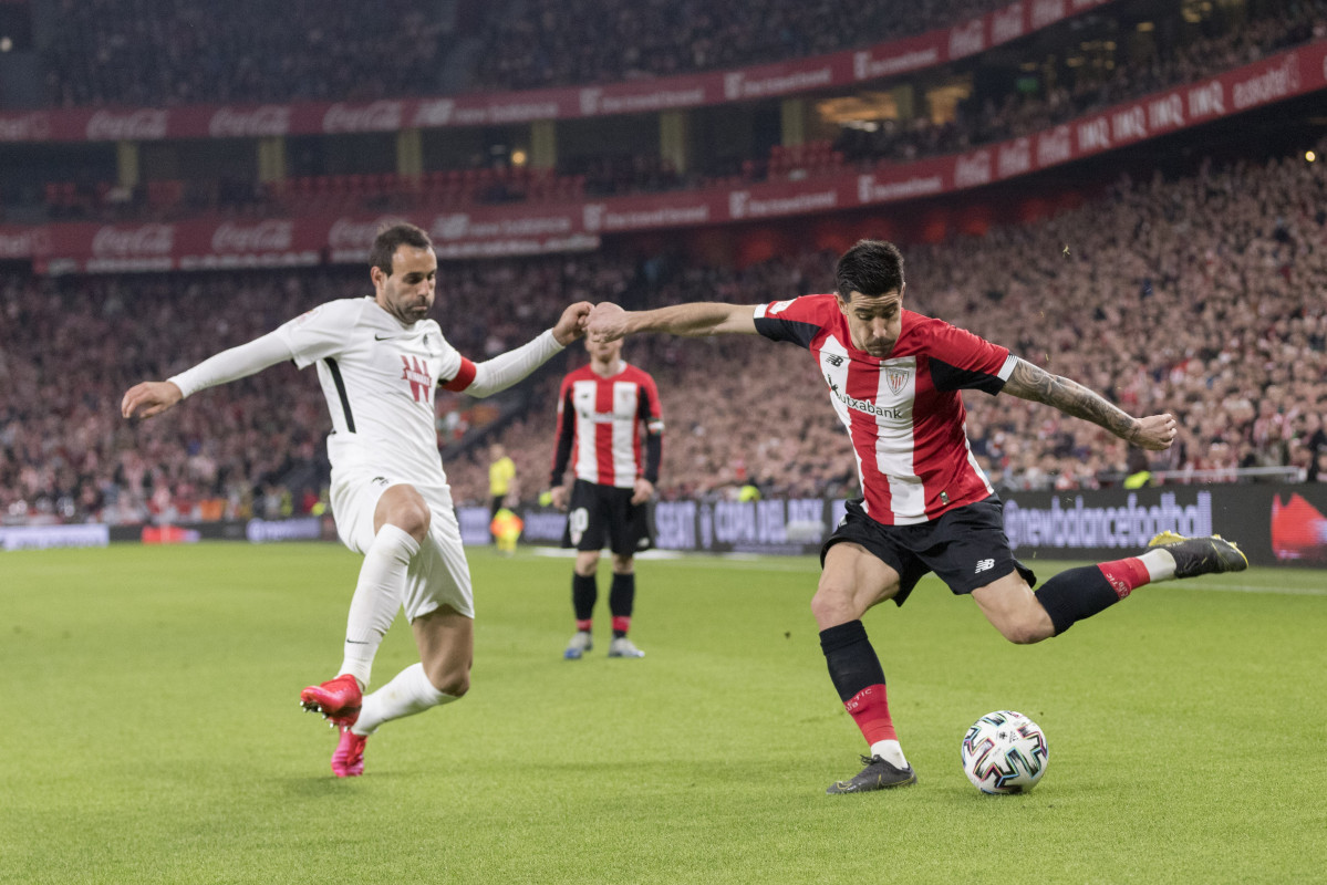 Europa Press 2647068 12 February 2020 Spain Bilbao Athletic Bilbao s Yuri Berchiche (R) and Granada s Victor Diaz Miguel battle for the ball during the Copa del Rey semi final soccer match between Athletic Bilbao