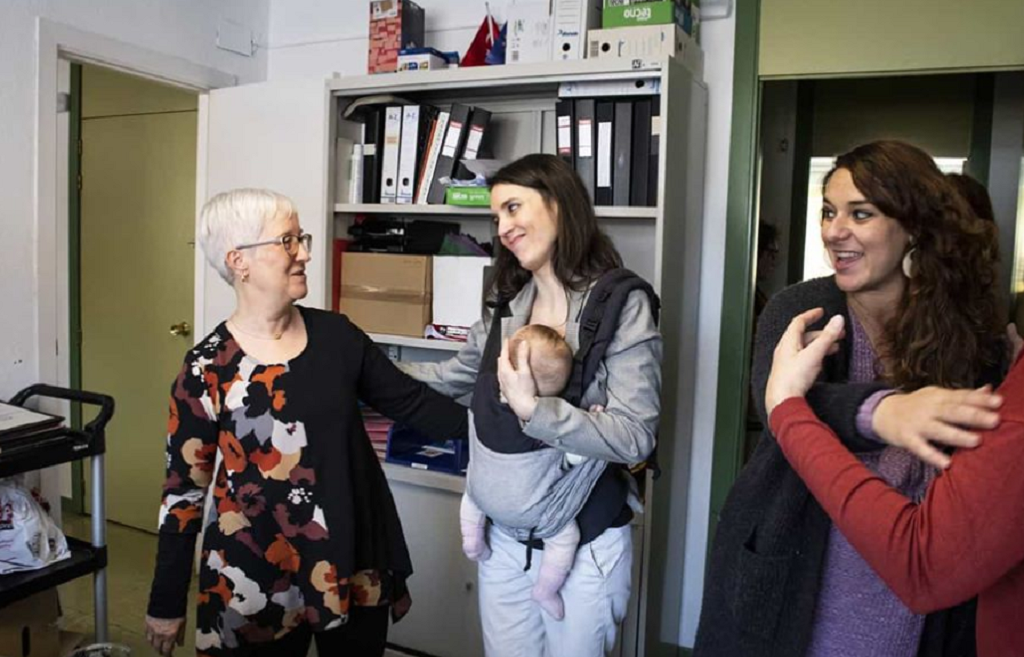 La ministra Irene Montero lleva a su hija al trabajo