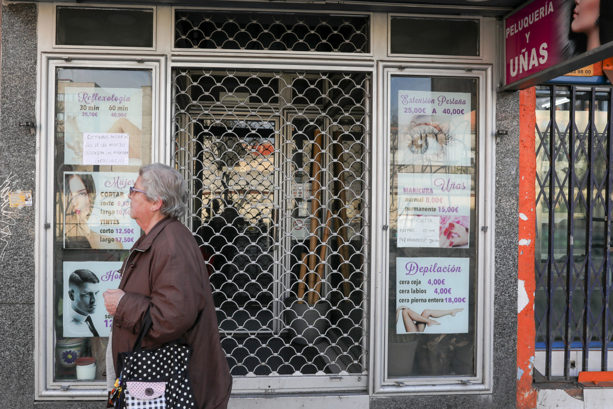 Peluquerías de Madrid totalmente cerradas un día después de que el Gobierno pidese su apertura durante todo el Estado de Alarma por el coronavirus para poder atender a usuarios que lo necesiten, en