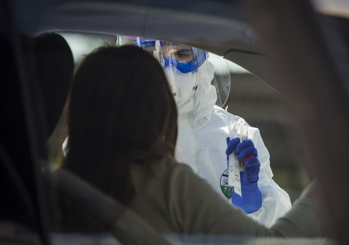 Realización de recogidas de muestras desde el coche para detectar casos de coronavirus, (Covid-19), en el Hospital Militar de Sevilla, (Andalucía, España), a 23 de marzo del 2020.