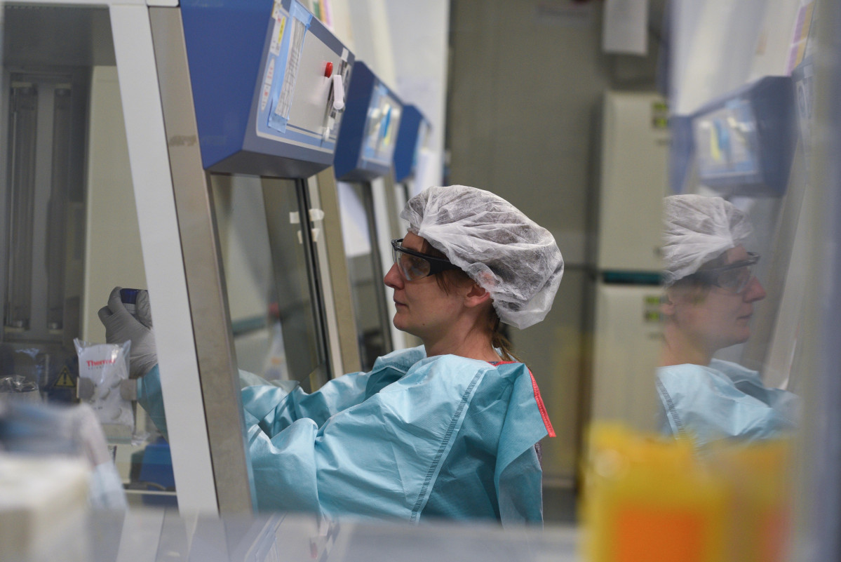 Una científica Trabajando en el desenvolupament de una vacuna contra el coronavirus en el Instituto Pasteur, en París