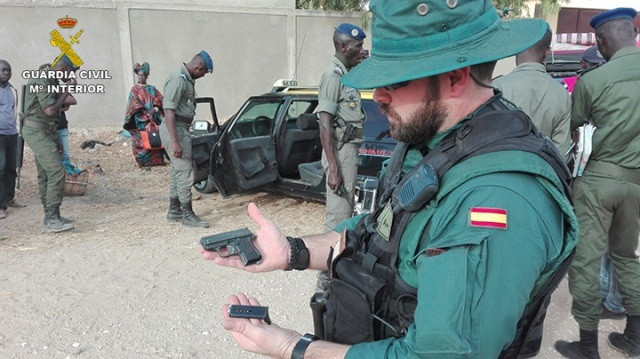 Agentes del Grupo de Acción Rápida (GAR) de la Guardia Civil junto con agentes de la Gendarmería Nacional Senegalesa, en el marco del Ejercicio FLINTLOCK 16 que se desarrolla en Senegal, han incautado un arsenal de armas.