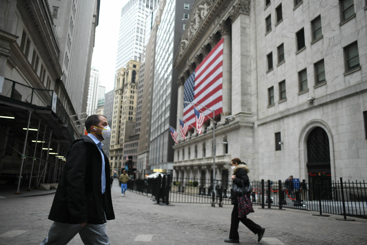 Un hombre con máscara en Wall Street.