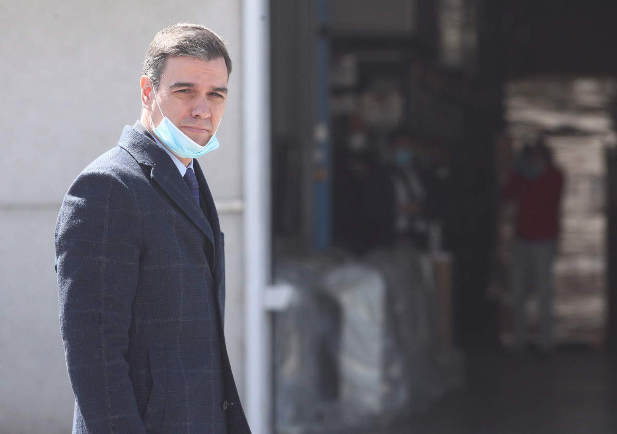 El presidente del gobierno, Pedro Sánchez, protegido con mascarilla durante la visita que ha realizado a las instalaciones interiores de la empresa Hersill