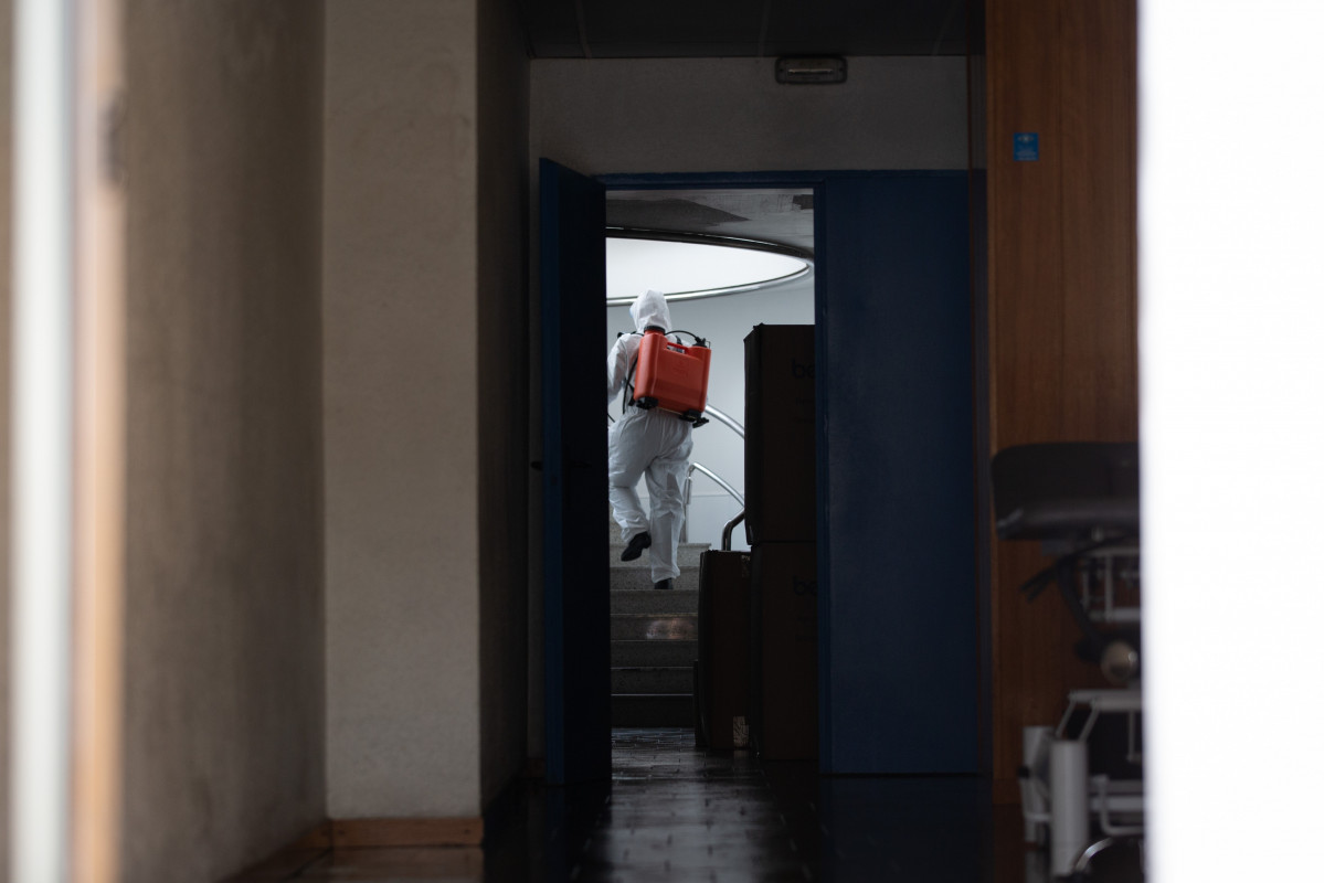 Un militar de la UME amb vestit de protecció desinfecta espais d'una residència geriátrica a Barcelona