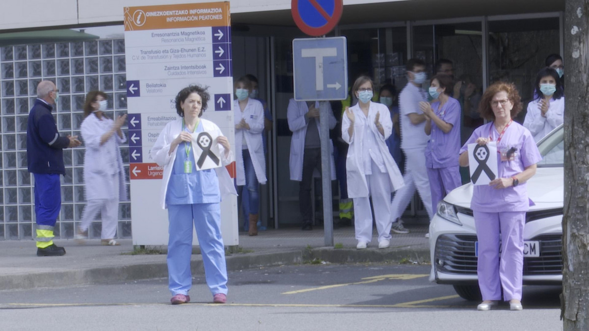 Un momento de la concentración llevada a cabo en el Hospital de Galdakao (Bizkaia).