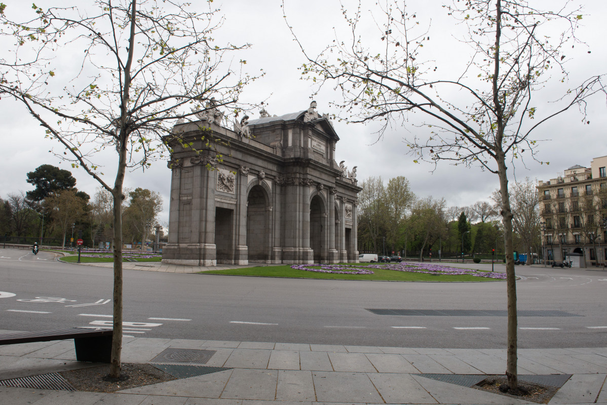 La turística Puerta de Alcalá de Madrid junto al Parque del Retiro vacía