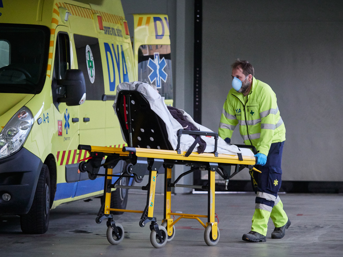 Miembros de una ambulancia del DYA Navarra procede al traslado de un paciente en el Complejo Hospitalario de Navarra durante a Pandemia Covid-19  en Abril 28, 2020 en Pamplona, Navarra, España