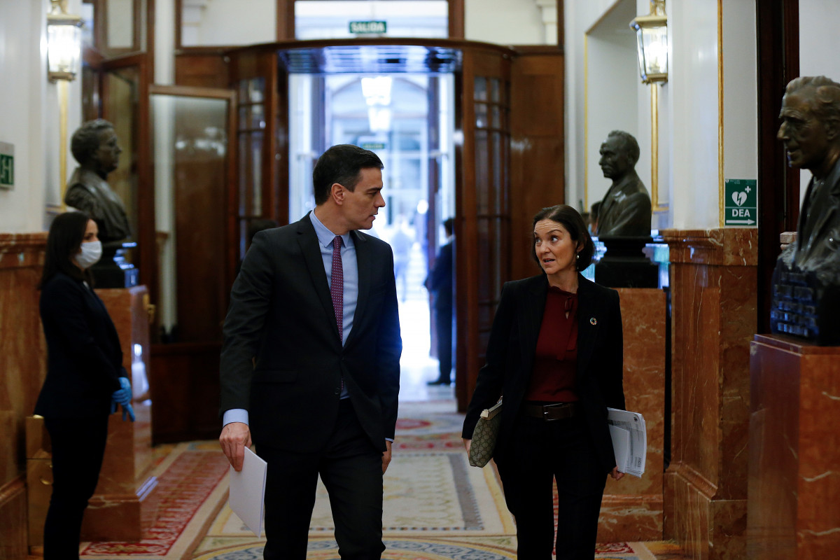 El presidente del Gobierno, Pedro Sánchez (i) conversa con la ministra de Industria, Turismo y Comercio, Reyes Maroto a su llegada al pleno de control al Ejecutivo celebrada este miércoles después de que el Consejo de Ministros.