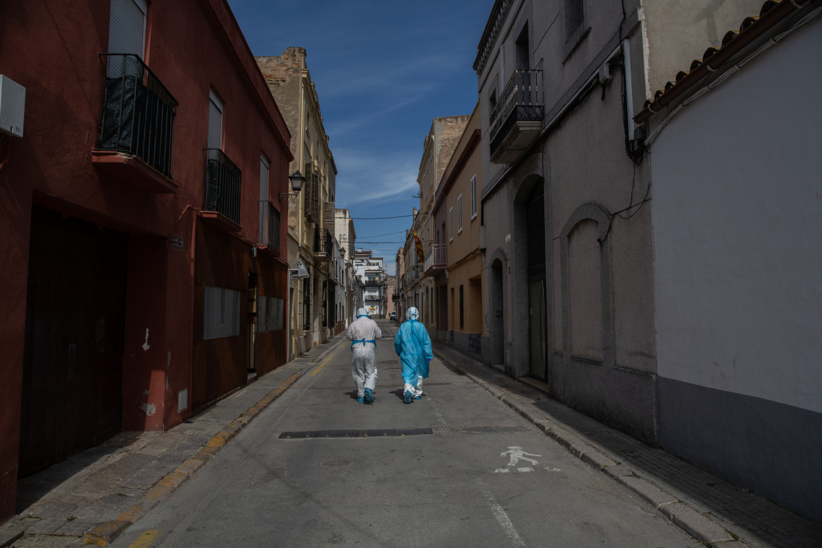 Dos voluntarios de la ONG Proactiva Open Arms se dirigen a casa de una trabajadora sanitaria de la Residencia Geriátrica Redós de Sant Pere de Ribes para realizarle un test rápido de Covid-19.