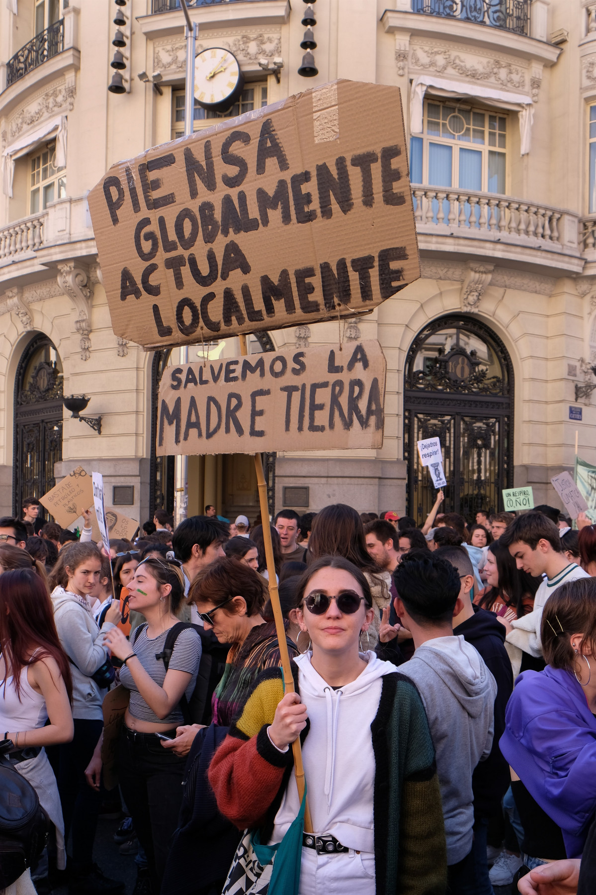 Jóvenes de todo el mundo se movilizan el15 de marzo de 2019 en más de 2.052 ciudades y 123 países para pedirmedidas urgentes, dentro del movimiento conocido como Fridays For Future, inspiradosGreta Thunberg. Manifestación en Madrid