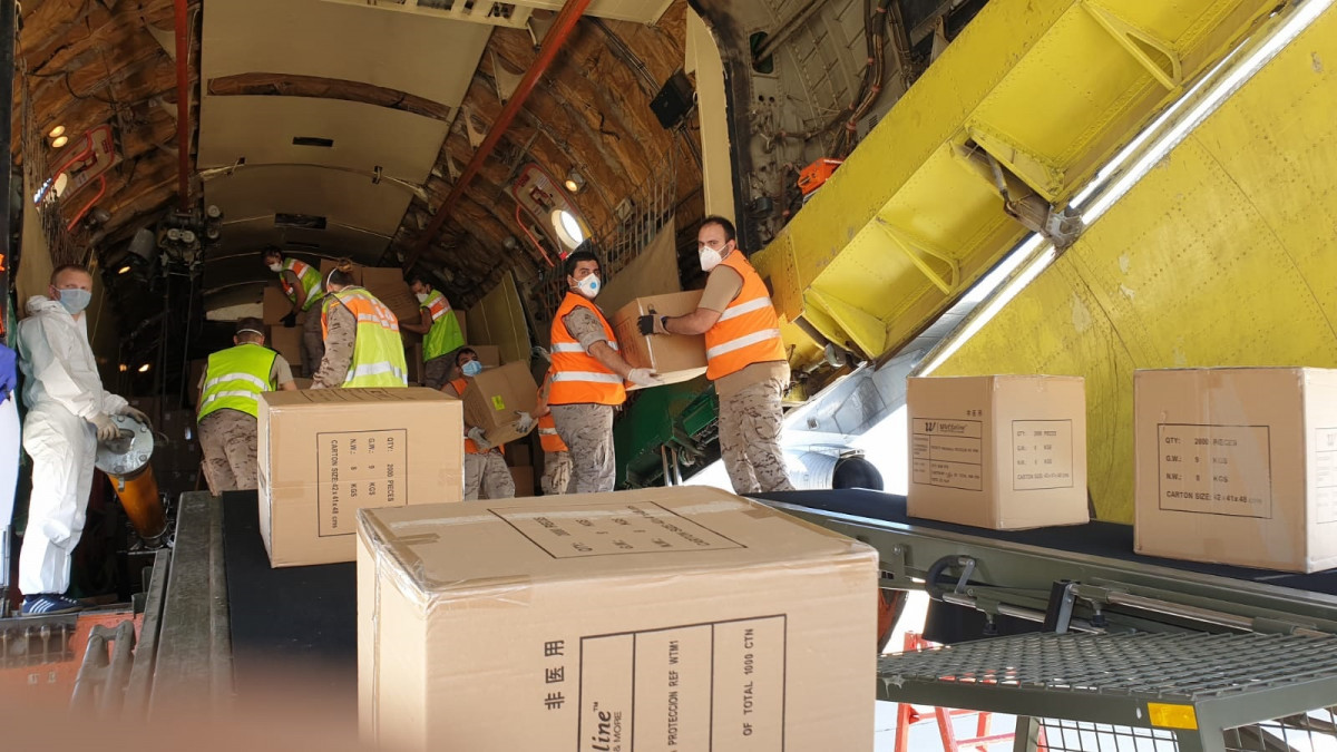 Personal del Ejército del Aire participa en la descarga de 16 toneladas de materia sanitario llegado de un vuelo procedente de China.