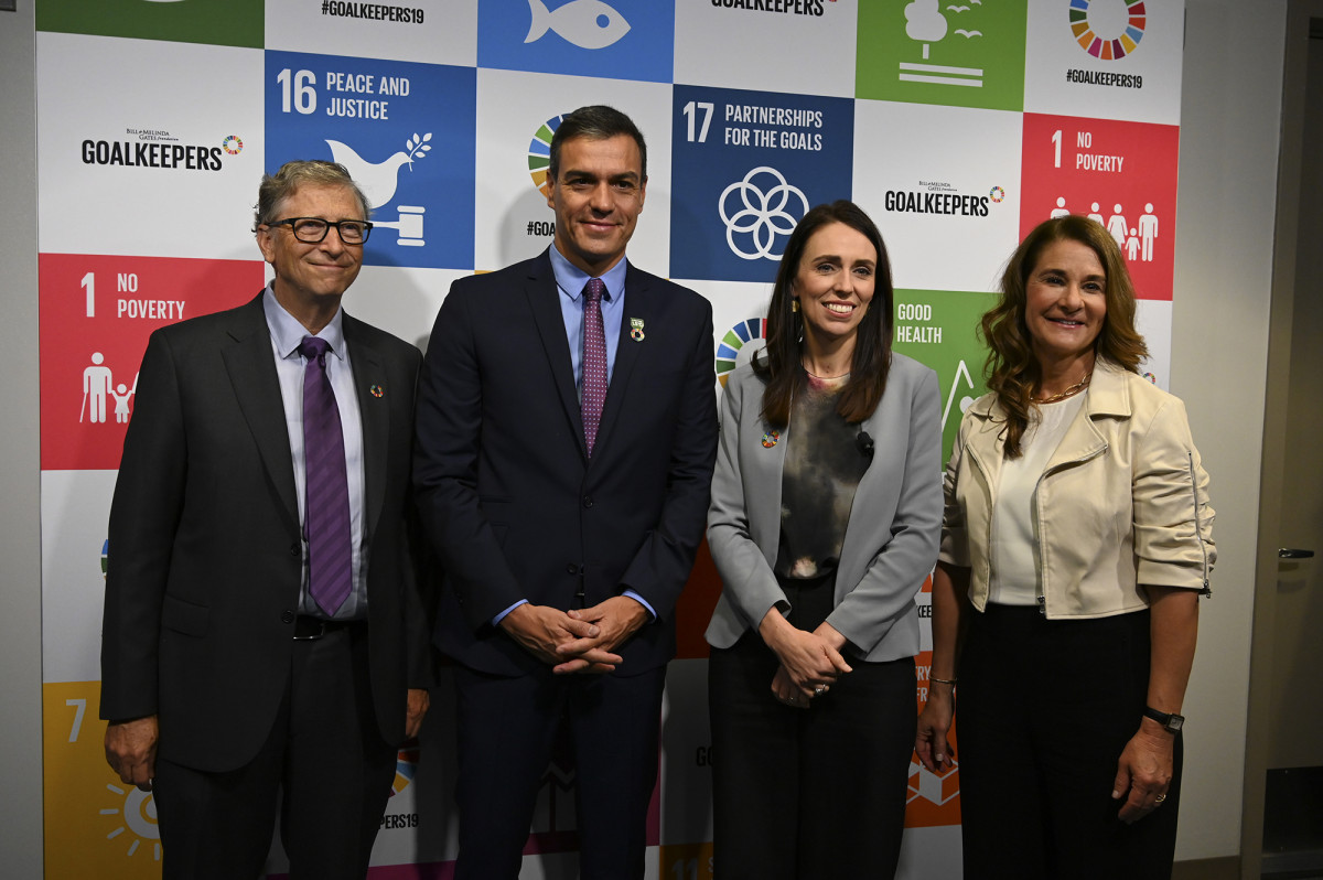 El presidente del Gobierno en funciones, Pedro Sánchez (2i), la primera ministra de Nueva Zelanda, Jacinda Ardern (3i), y los anfitriones Bill (1i) y Melinda Gates (1d), antes del comienzo del acto Goalkeepers de la Fundación Gates sobre la lucha contra l