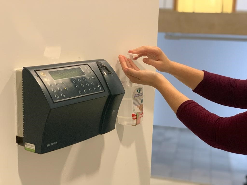 Imagen de dispensadores de gel antiséptico instalados