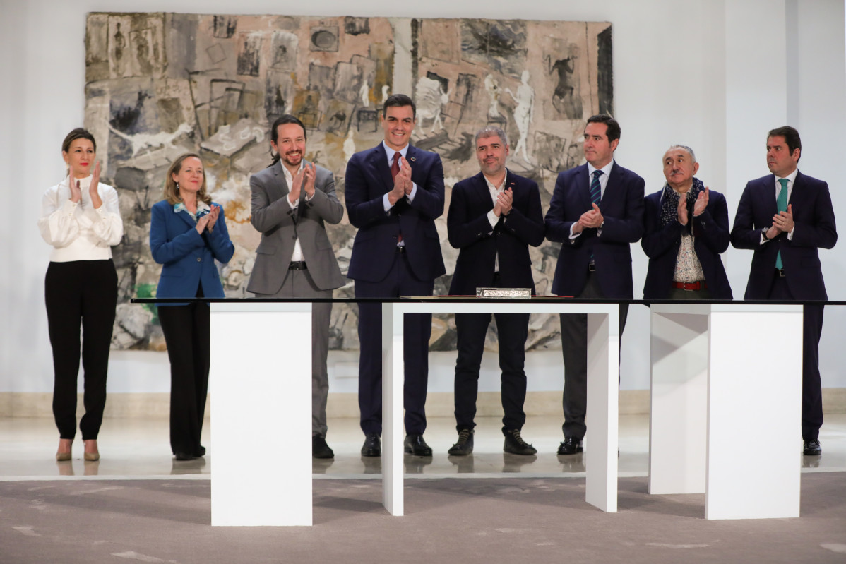 Gobierno y agentes soiales durante la firma el acuerdo de subida del Salario Mínimo Interprofesional (SMI), en La Moncloa /Madrid (España), a 30 de enero de 2020.