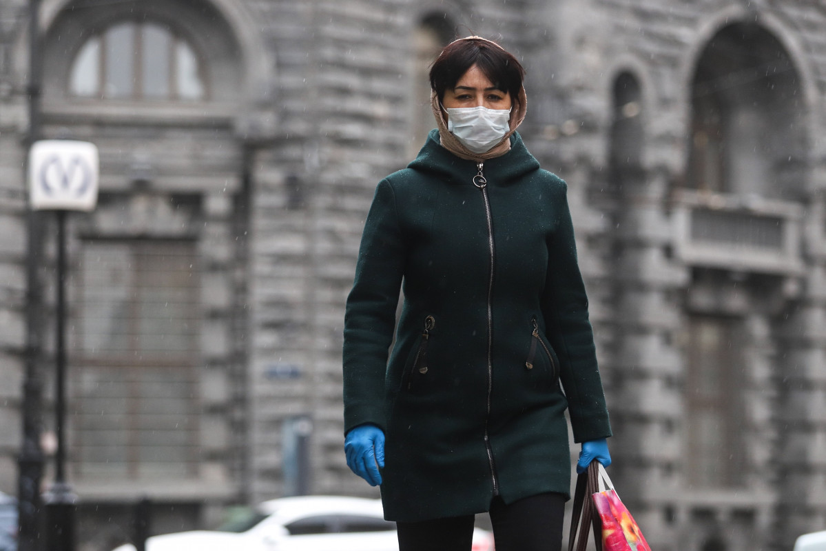 Una mujer con mascarilla en San Petersburgo