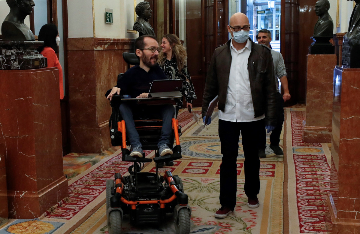 El portavoz de Unidas Podemos en el Congreso, Pablo Echenique (i) a su llegada al pleno del Congreso el 22 de abril de 2020.