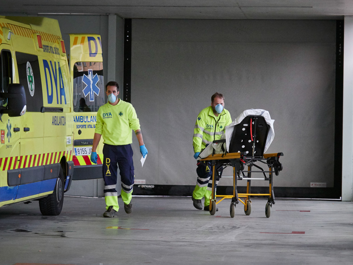Miembros de una ambulancia del DYA Navarra procede al traslado de un paciente en el Complejo Hospitalario de Navarra durante a Pandemia Covid-19  en Abril 28, 2020 en Pamplona, Navarra, España