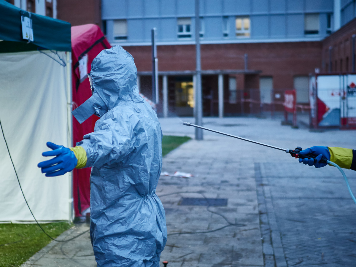 Personal bomberos se desinfectan después de una jornada en el hospital de Navarra durante la cuarta semana de confinamiento por el Estado de Alarma decretado por el Gobierno de España con motivo del coronavirus, COVID-19. En Pamplona, Navarra (España) a 7