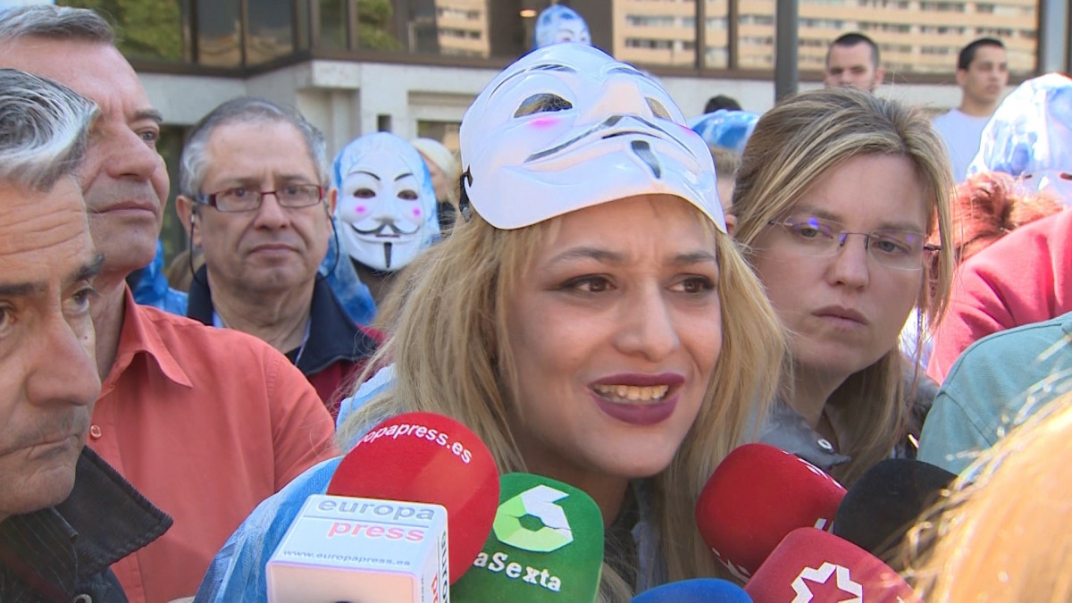 La presidenta del Hogar Social, Melisa Domínguez, en la sede okupada de Hogar Social
