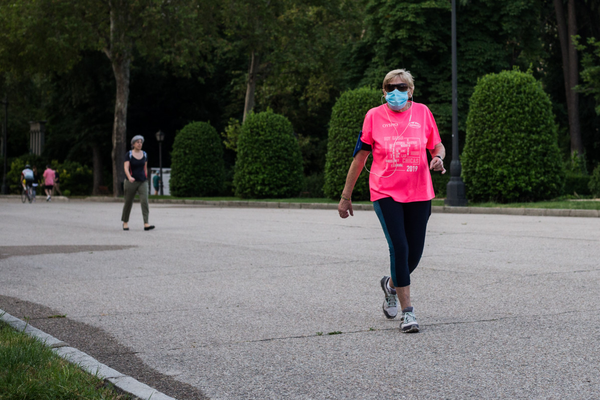 Una mujer hace deporte