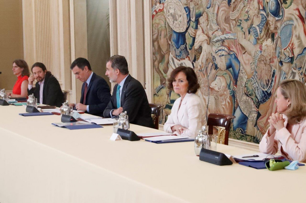 El Rey preside en el Palacio de la Zarzuela la reunión del Consejo de Seguridad Nacional (CSN), junto al presidente del Gobierno, Pedro Sánchez (3i), la vicepresidenta primera, Carmen Calvo (2d), el vicepresidente segundo, Pablo Iglesias (2i), la ministra