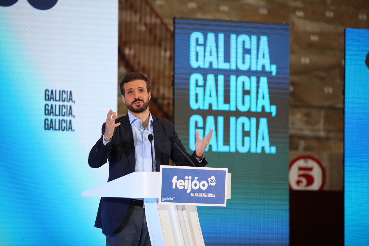 El presidente del Partido Popular, Pablo Casado, interviene en la clausura del acto de campaña del Partido Popular celebrado en la plaza de toros de Pontevedra, Galicia, (España), a 27 de junio de 2020.