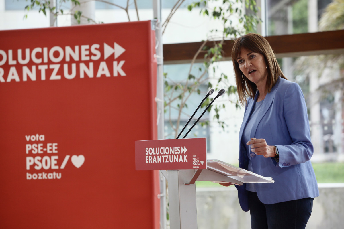 La candidata socialista a lehendakari de los comicios vascos del 12 de julio, Idoia Mendia, durante su intervención en un acto electoral en San Sebastián.