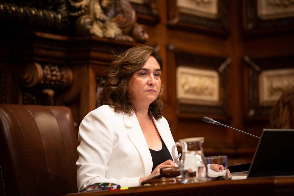 La alcaldesa de Barcelona, Ada Colau, durante la primera sesión plenaria del Consejo Municipal del Ayuntamiento de Barcelona, en Barcelona, Catalunya (España), a 26 de junio de 2020 (archivo).