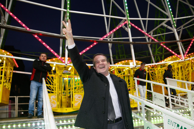 El alcalde de Vigo, Abel Caballero, levanta los dedos haciendo el signo de la victoria junto a la recién inaugurada noria con motivo de la Navidad, en Vigo, a 27 de noviembre de 2019.