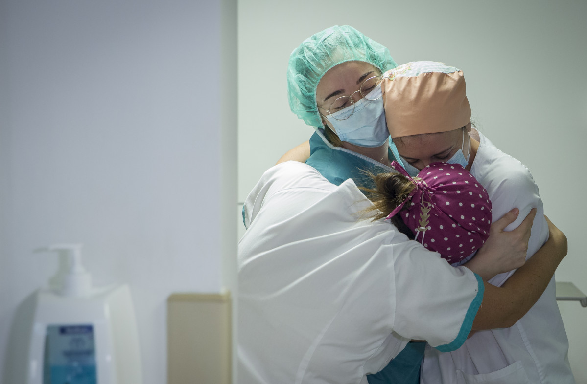 Tres enfermeras se abrazan por el traslado a planta del último paciente ingresado en la Unidad de Cuidados Intensivos (Archivo)