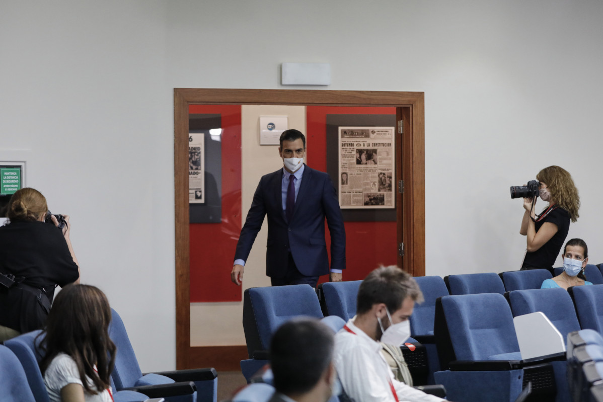 El presidente del Gobierno, Pedro Sánchez, a su llegada para ofrecer la última rueda de prensa  posterior a la reunión del Consejo de Ministros y antes de las vacaciones, en Moncloa, en Madrid (España), a 4 de agosto de 2020