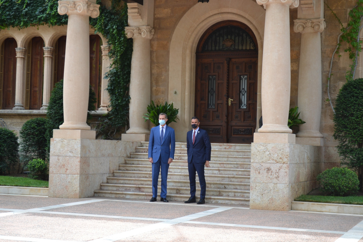 El Rey Felipe VI y el presidente del Gobierno, Pedro Sánchez, en Marivent.